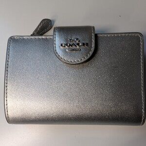 Coach Signature Women’s Wallet in Silver Metallic Leather/Silver Hardware